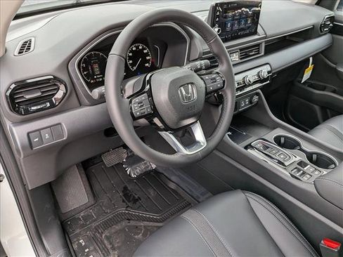 New 2025 Honda Pilot Touring image 3