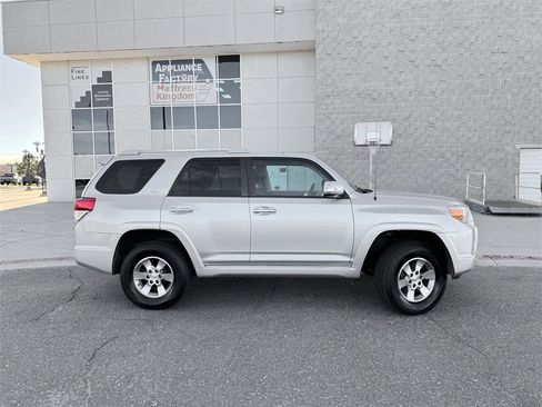 Used 2013 Toyota 4Runner SR5 w/ Convenience Pkg image 4