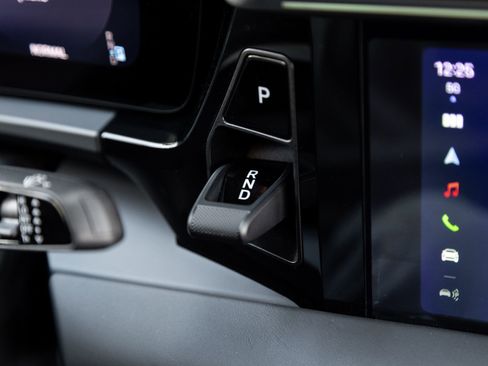 Certified 2025 Porsche Macan Electric image 18