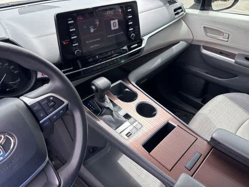 Used 2021 Toyota Sienna LE FWD image 19
