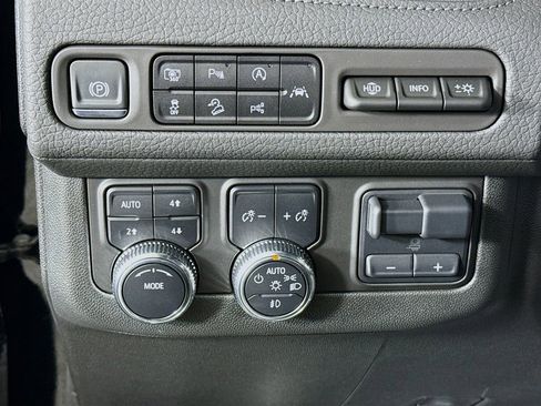 Used 2024 GMC Yukon Denali w/ Advanced Technology Package image 10