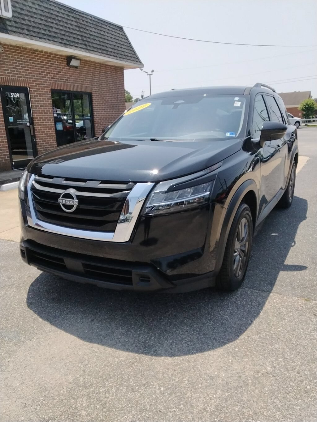 Used 2022 Nissan Pathfinder SV FWD image 1