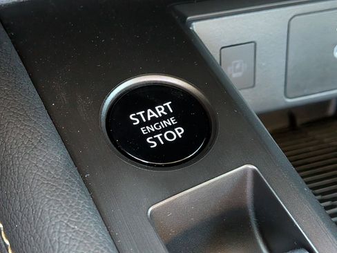 Used 2025 Nissan Kicks SV AWD/4WD image 18