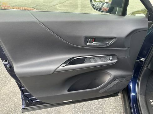 Used 2021 Toyota Venza LE w/ Carpet Mat Package (TMS) image 10