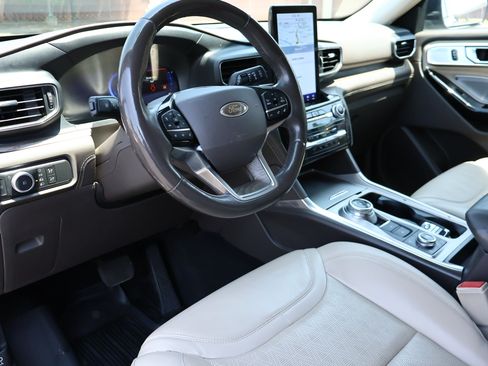 Used 2021 Ford Explorer Platinum w/ Equipment Group 601A AWD/4WD image 2