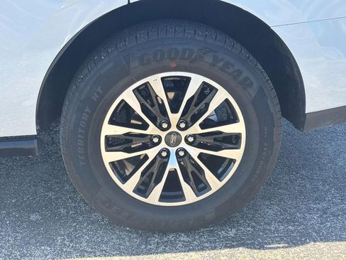 Used 2025 Ford Expedition Platinum image 12