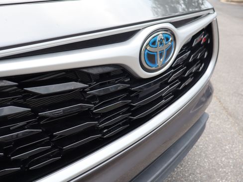 Used 2021 Toyota Highlander XLE AWD/4WD image 17