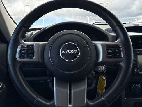 Used 2012 Jeep Liberty Limited w/ Comfort/Convenience Group AWD/4WD image 19