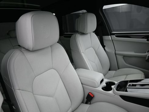Certified 2025 Porsche Macan AWD/4WD image 31