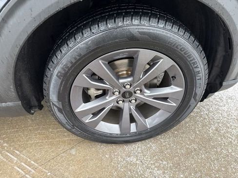 Used 2022 Ford Explorer XLT w/ Equipment Group 202A image 9