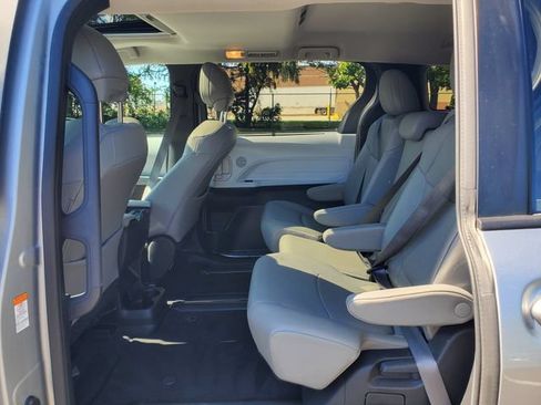 Certified 2025 Toyota Sienna XLE FWD image 9