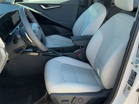 Certified 2025 Kia Niro EX Touring image 12