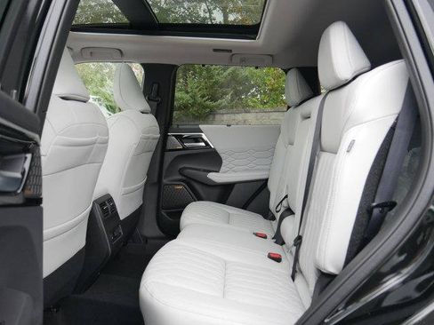 Used 2025 Mitsubishi Outlander AWD image 14