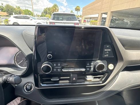 Used 2023 Toyota Highlander LE FWD image 31