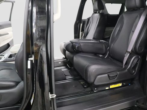 Used 2024 Kia Carnival FWD image 22
