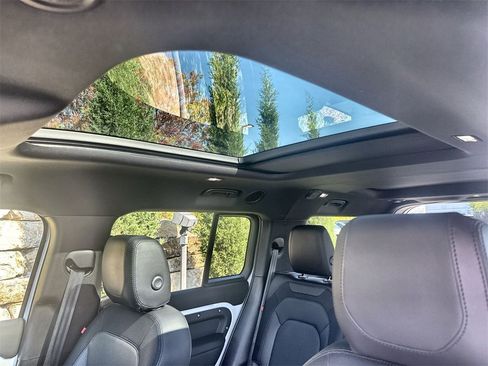 Used 2024 Land Rover Defender 130 X-Dynamic SE image 19