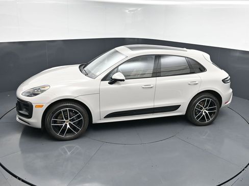 Used 2025 Porsche Macan AWD/4WD image 13