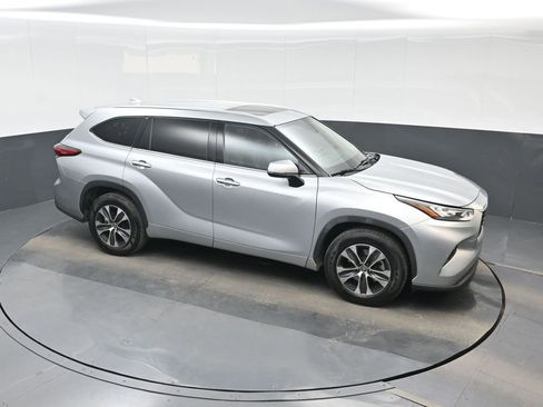 Used 2020 Toyota Highlander XLE FWD image 23