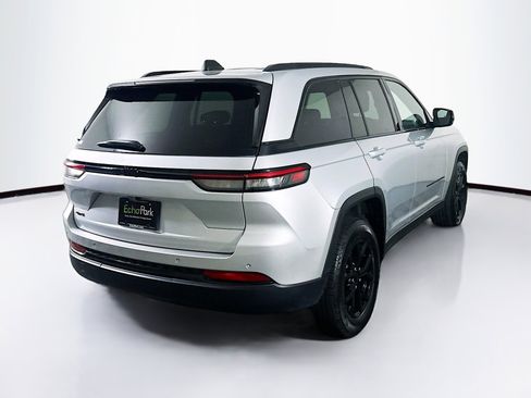 Used 2024 Jeep Grand Cherokee Altitude image 9