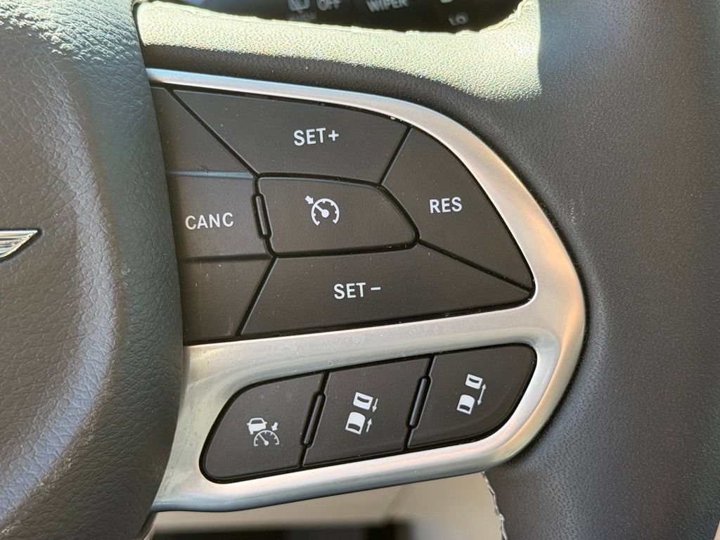 Used 2024 Chrysler Pacifica Limited w/ Uconnect Theater Family Group FWD image 26