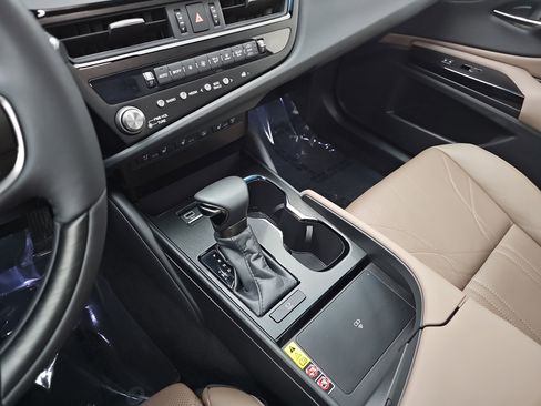 Used 2024 Lexus ES 350 Ultra Luxury w/ Accessory Package (Z1) image 34