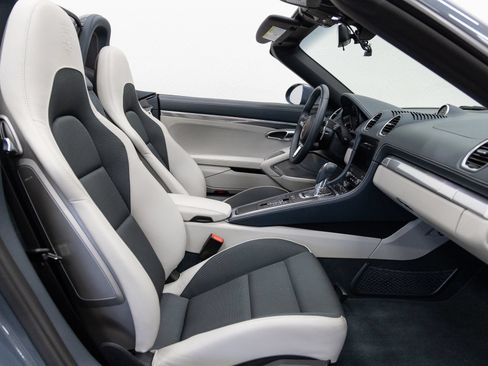 Used 2018 Porsche 718 Boxster S RWD image 13