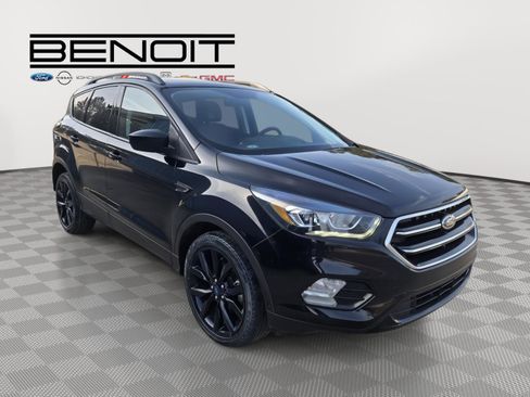 Used 2017 Ford Escape SE w/ Equipment Group 201A image 3