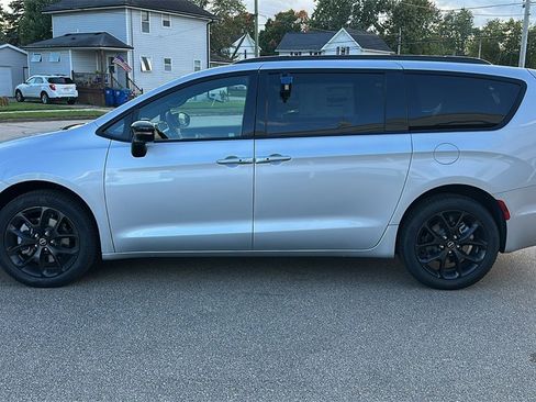 New 2026 Chrysler Pacifica Limited w/ S Appearance Package image 4