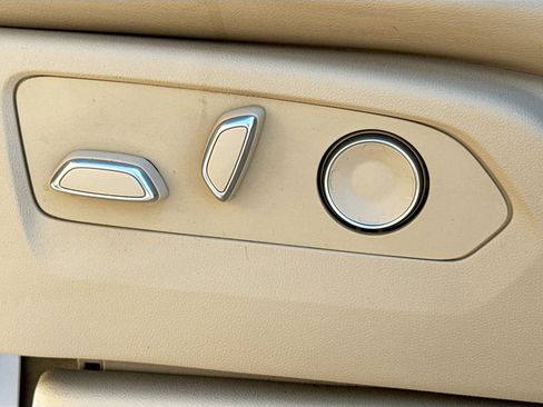 Used 2024 Cadillac Escalade Premium Luxury image 27