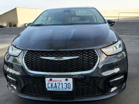 Used 2023 Chrysler Pacifica Touring-L image 2