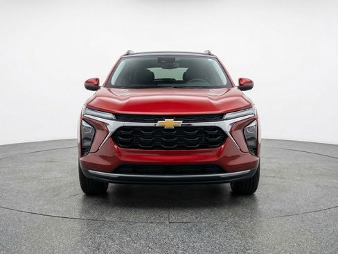 Used 2025 Chevrolet Trax LT w/ LT Convenience Package FWD image 2