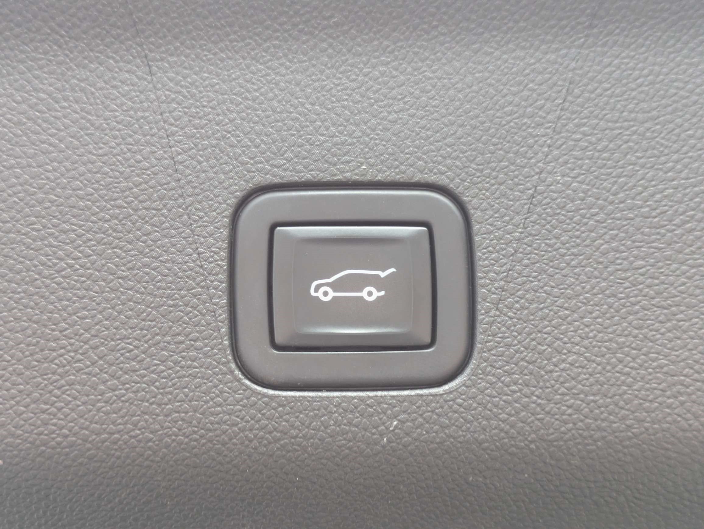 Used 2022 Chevrolet Tahoe Z71 w/ Luxury Package AWD/4WD image 13