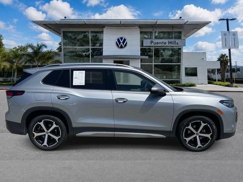 Used 2026 Volkswagen Tiguan SE w/ Panoramic Sunroof Package FWD image 3