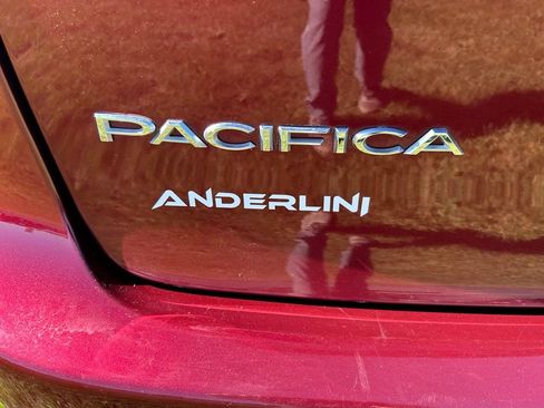 Used 2023 Chrysler Pacifica Touring-L FWD image 5