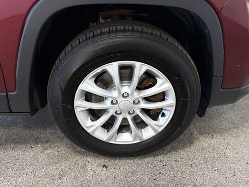 Used 2019 Jeep Cherokee Latitude AWD/4WD image 25