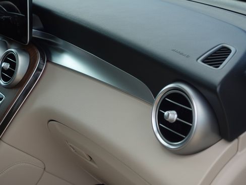 Used 2021 Mercedes-Benz GLC 300 4MATIC image 22