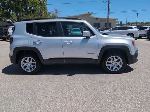 Used 2017 Jeep Renegade Latitude AWD/4WD image 5