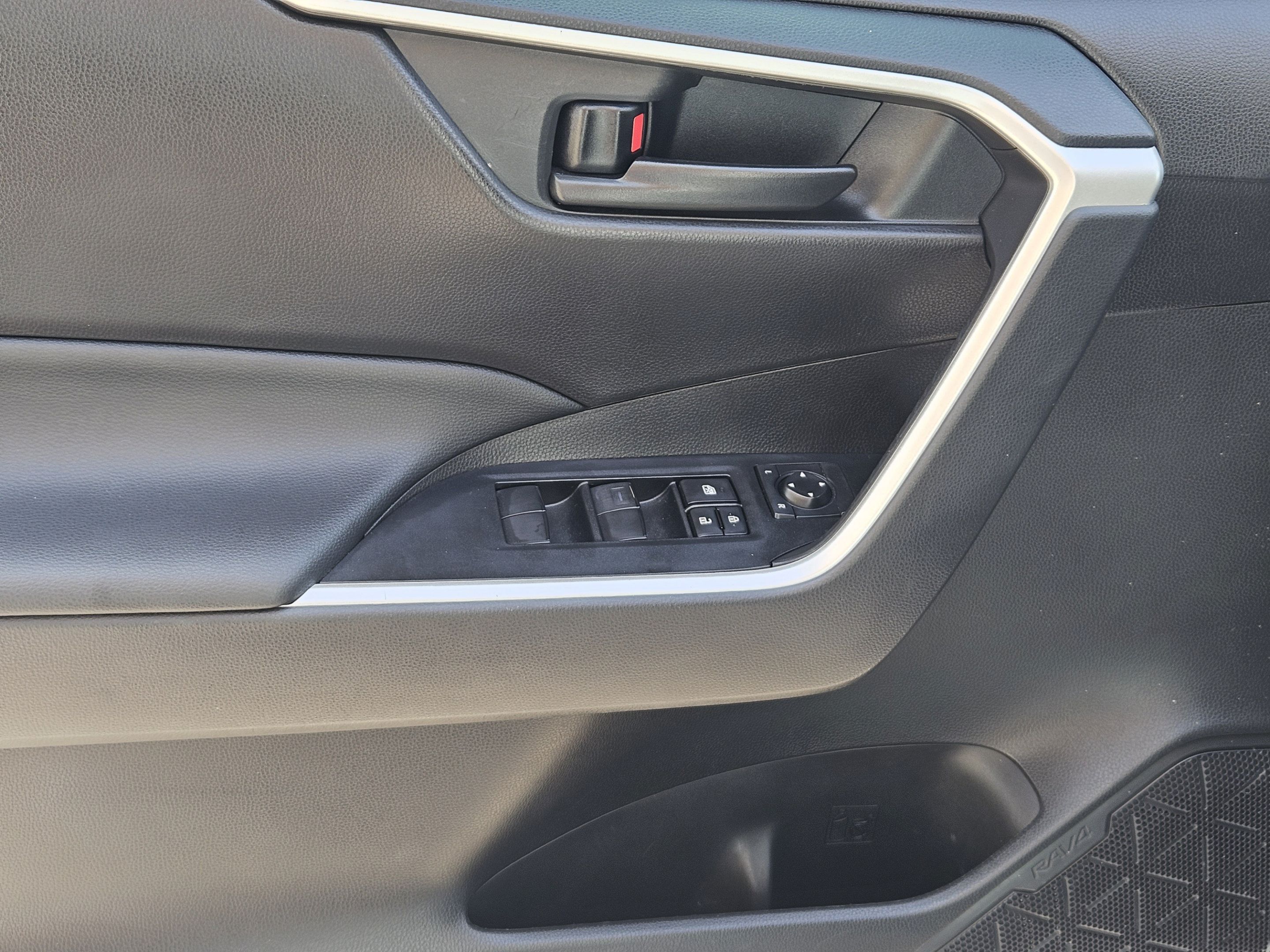 Used 2021 Toyota RAV4 LE AWD/4WD image 21
