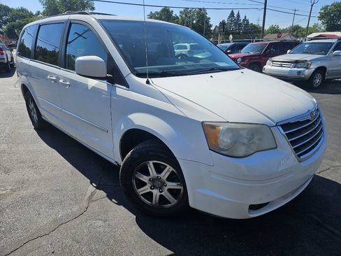 Used 2009 Chrysler Town & Country Touring FWD image 3