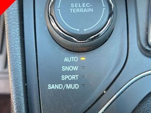 Used 2019 Jeep Cherokee Latitude Plus w/ Comfort/Convenience Group image 15