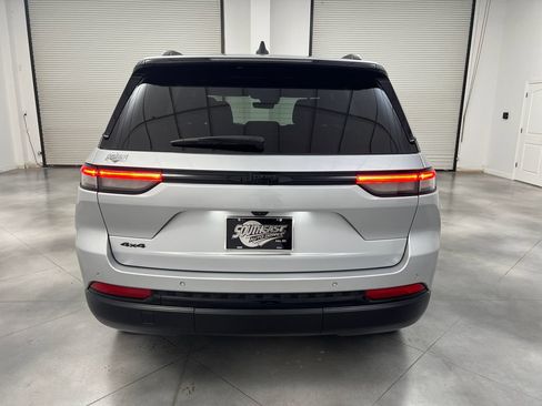 Used 2025 Jeep Grand Cherokee Altitude AWD/4WD image 8