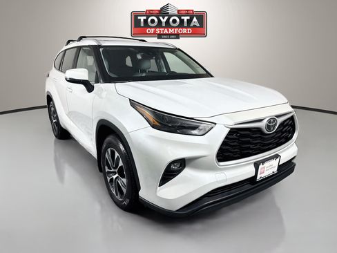 Used 2023 Toyota Highlander XLE AWD/4WD image 1