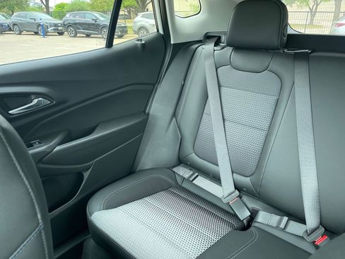 Used 2025 Chevrolet Trax LT w/ LT Convenience Package image 42