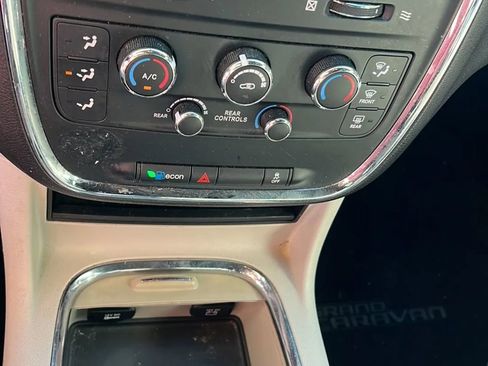 Used 2019 Dodge Grand Caravan SXT image 40