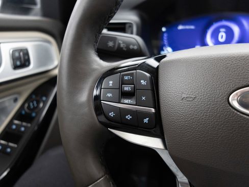 Used 2023 Ford Explorer Platinum w/ Technology Package image 39