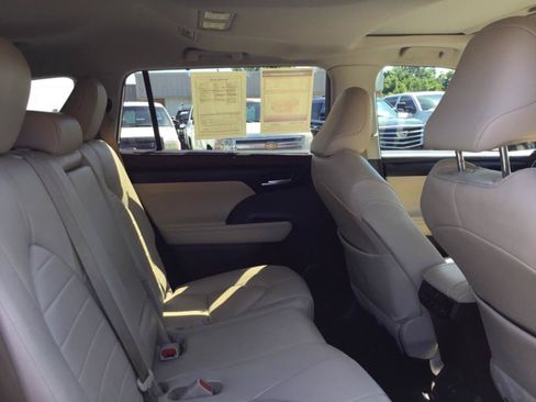 Used 2020 Toyota Highlander XLE FWD image 40