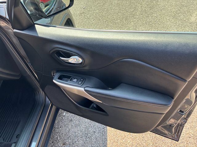 Used 2018 Jeep Cherokee Limited AWD/4WD image 29