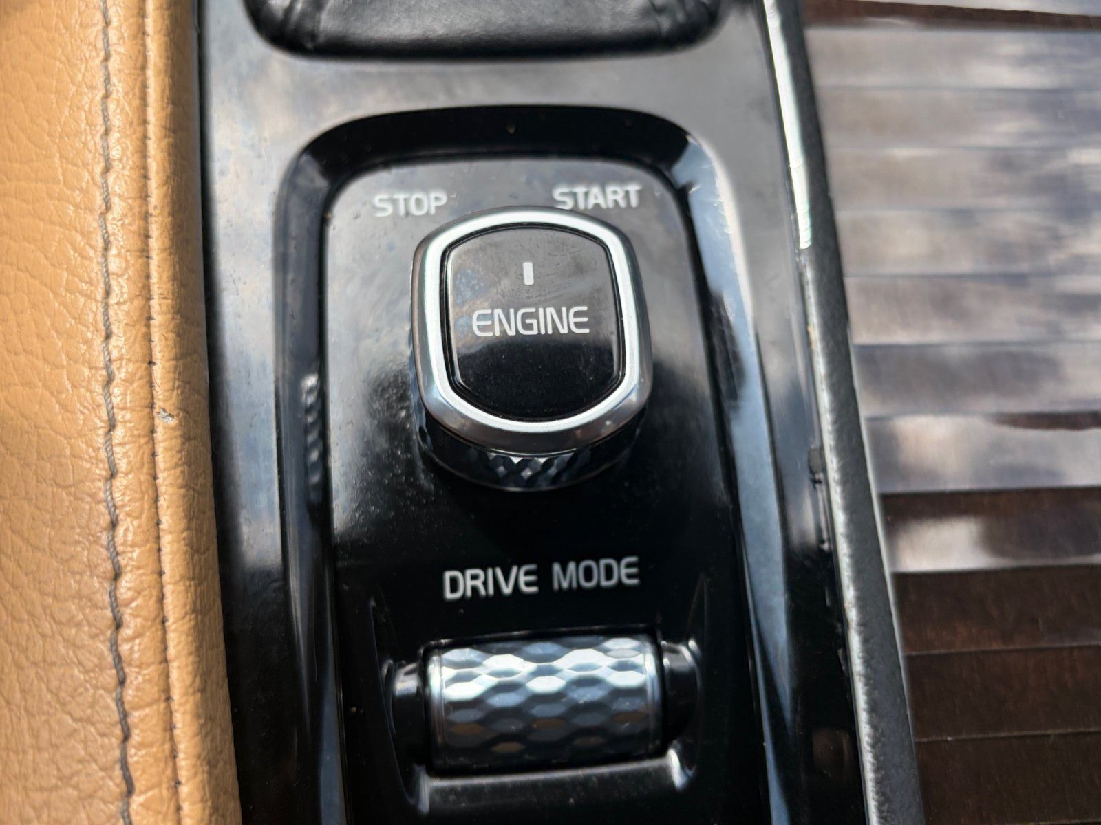 Used 2017 Volvo XC90 T6 Momentum w/ Vision Package AWD/4WD image 21