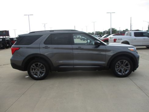 Used 2023 Ford Explorer XLT w/ Equipment Group 202A AWD/4WD image 9