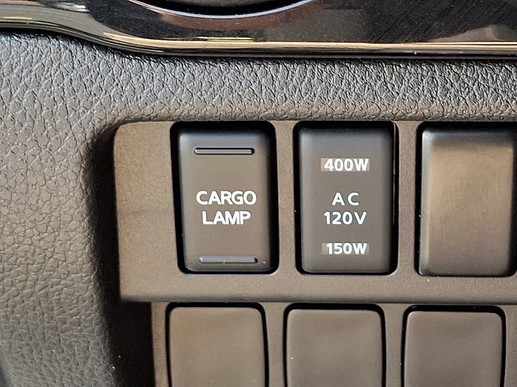 Used 2024 Nissan Titan SV w/ SV Convenience Package RWD image 25